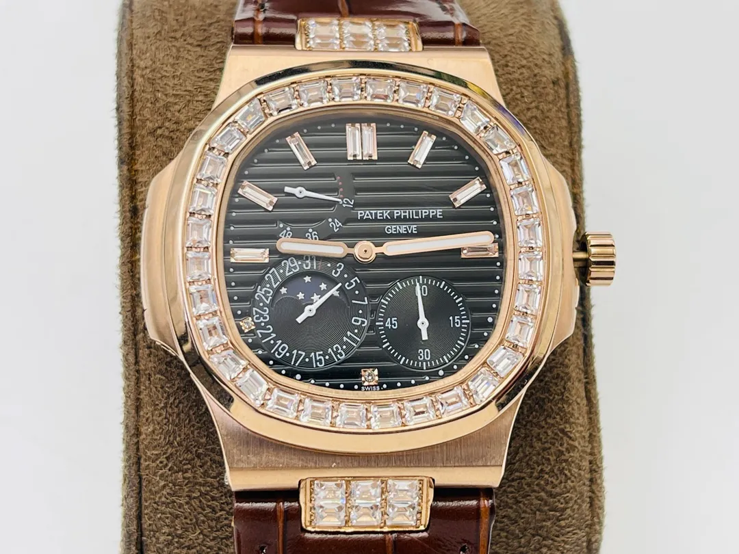 【Top Replica】💰5300! Patek Philippe [PFF Factory2022 Wall Crack Recommendation] The highest version on the market V5 upgraded ultra-thin version [The highest quality version on the market] Patek Philippe Patekphilippe Sports Series (Nautilus) 5724 (Domineering President) upgraded ultra-thin version of the Pearl Tuo, details: 1⃣️All functions are the same as the genuine ones (10-digit kinetic energy display, 7-digit calendar and moon phase 4-digit small second hand), with the same horizontal embossed pattern as the original, with fluorescent scales! 2⃣️Diameter 40 mm, 904L gold-plated stainless steel, sapphire glass mirror. 3⃣️The outer diamonds of models 5722 and 5724 are Swarovski diamonds, which are transparent and shiny, with extraordinary temperament. As close to the original as possible within the current state of the art, this watch is ready for all occasions! PFF Factory’s ingenious work welcomes your appreciation! (Buy now and get a PFF factory-customized version of a business pen for free, so that you can face any challenge calmly with full taste and style)